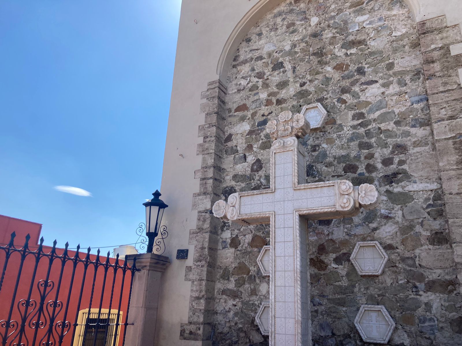 Designarán un equipo especial para quitar enjambre de abejas de la Catedral de Saltillo