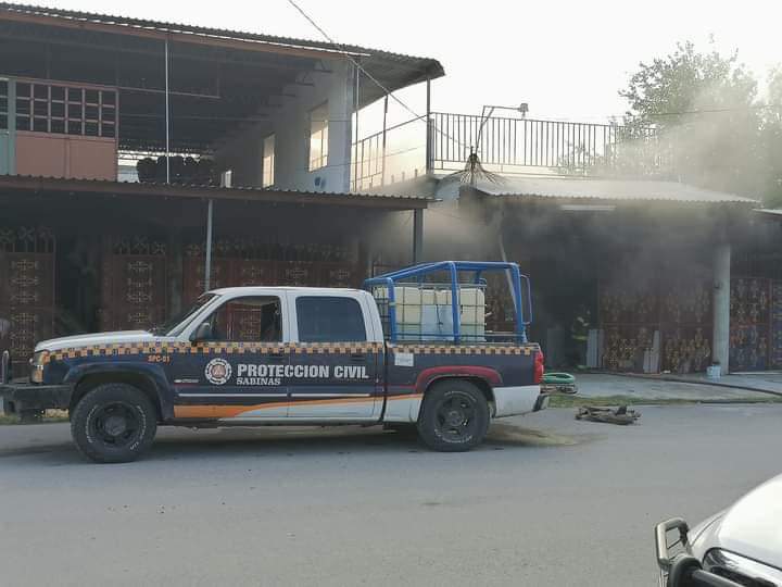 Una bodega de piñatas fue consumida por el fuego dejando cuantiosos daños