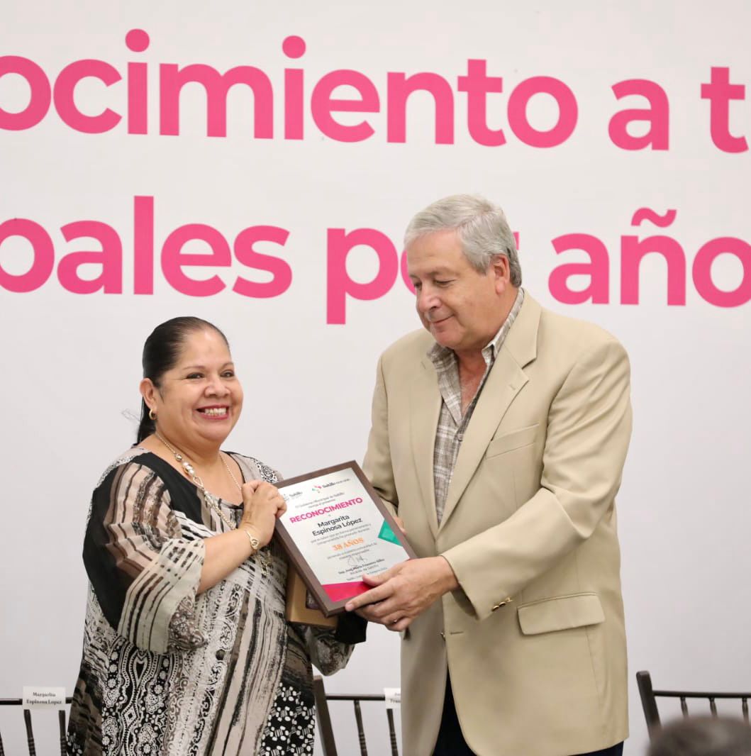 Reconoce Chema Fraustro a trabajadores hasta por 40 años de servicio