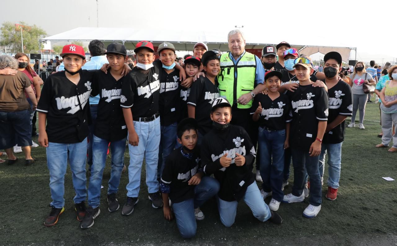 Arranca Chema Fraustro rehabilitación de canchas del Jesús Carranza