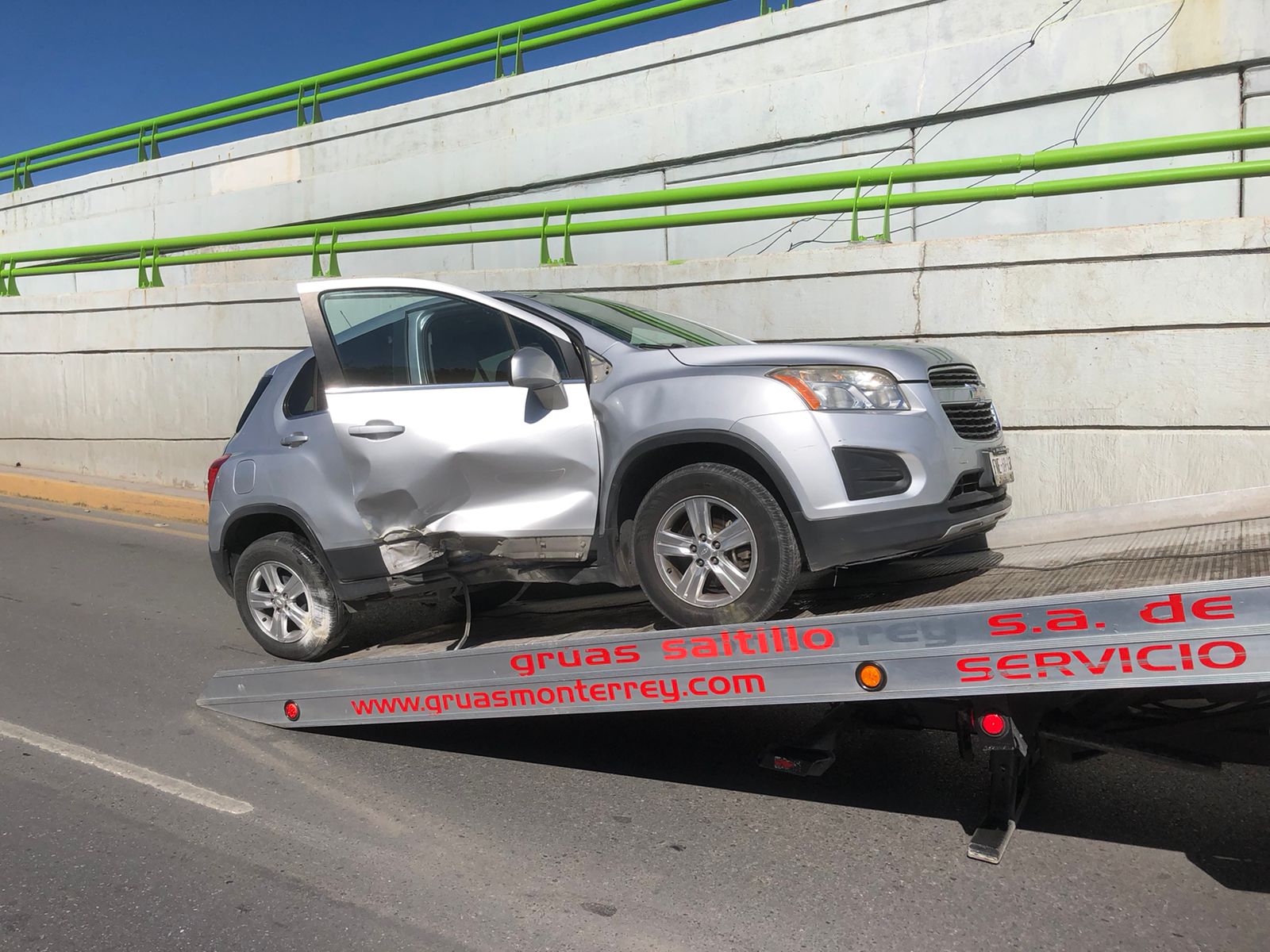 Joven termina volcada y sin ir a graduación por manejar a exceso de velocidad