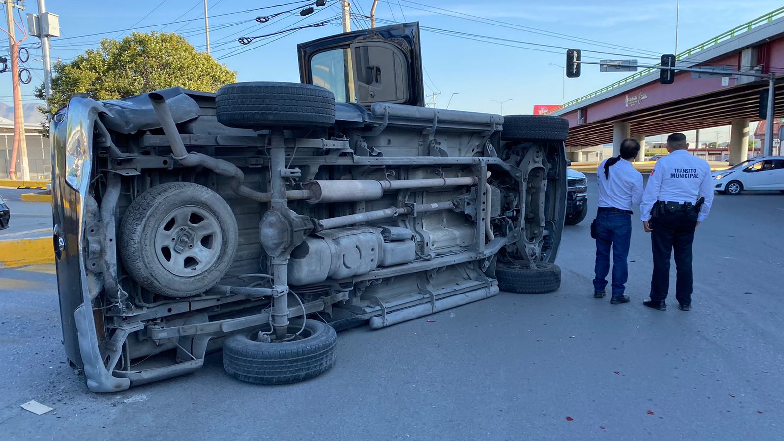 Se pasa el alto, causa accidente y termina volcado