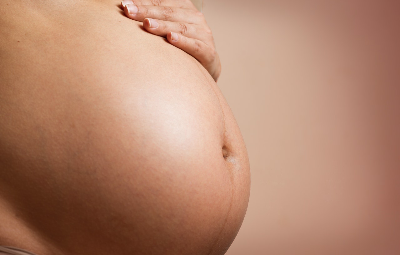 Buscan bajar índice de embarazo en adolescentes