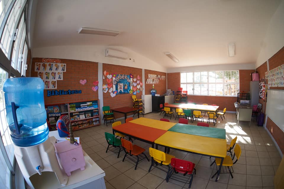 Inicia entrega de mobiliario nuevo en escuelas de nnivel básico en Acuña