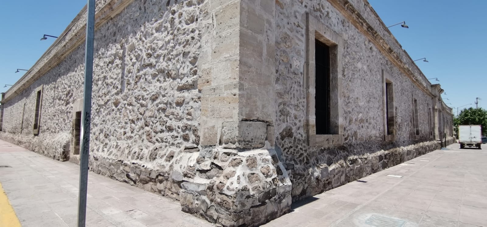 Ordena INAH quitar resanes de cemento a muro de Museo Coahuila y Texas
