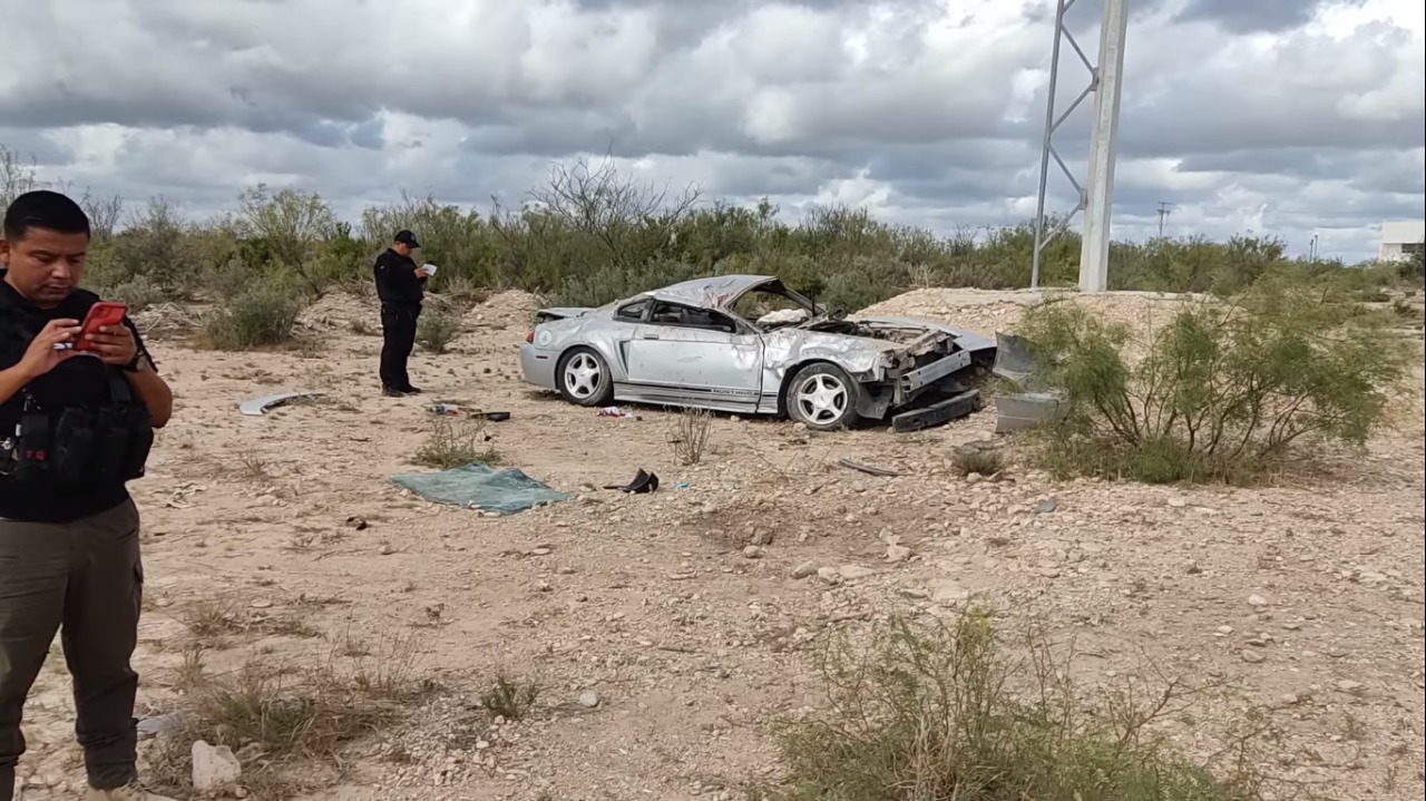 Por jugar carreras, vuelca su vehículo y termina en el hospital