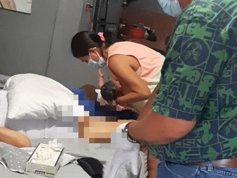 Da a luz en su casa tras rechazo en el IMSS