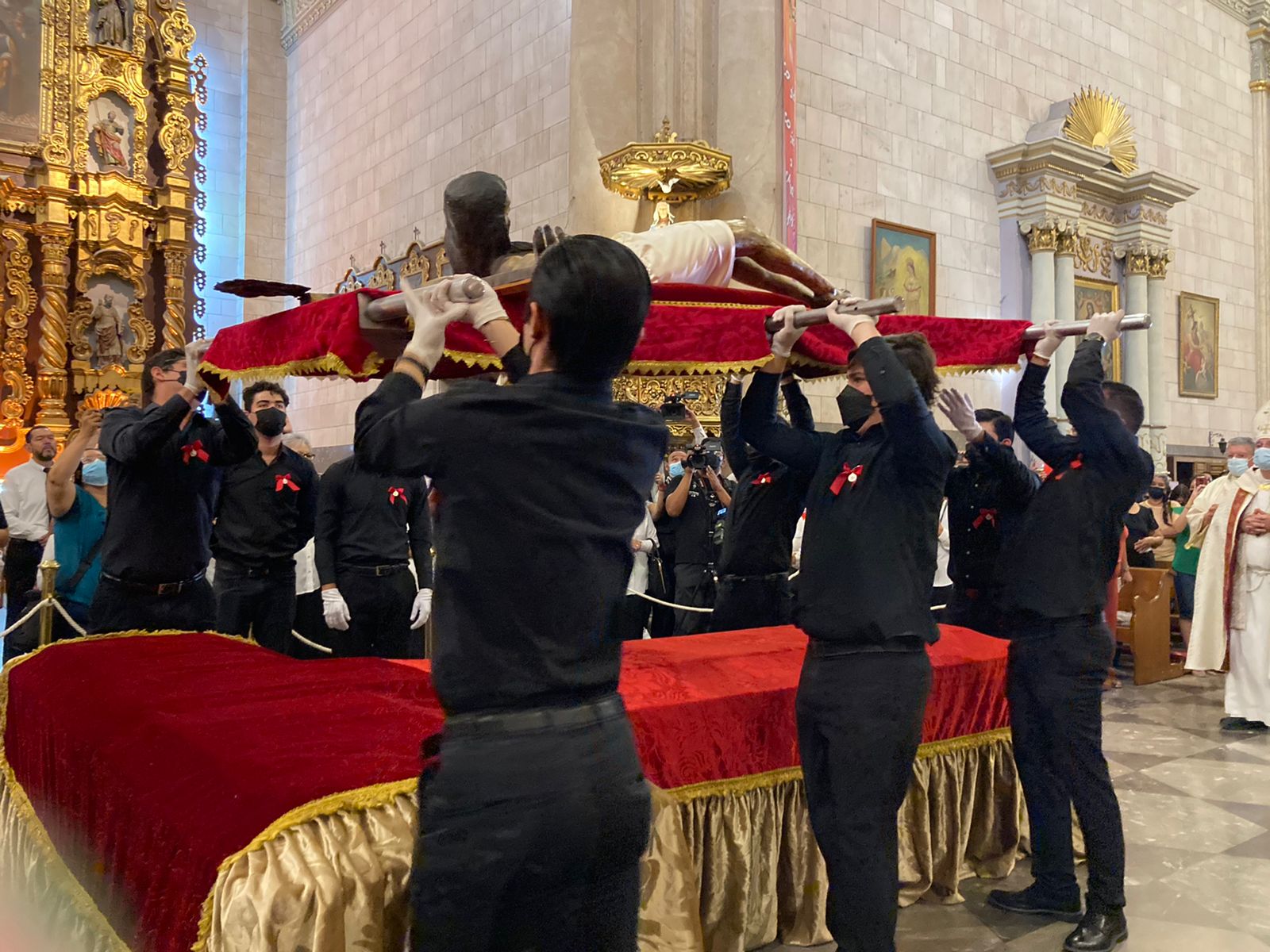 Desciende imagen del Santo Cristo; conmueve a feligreses