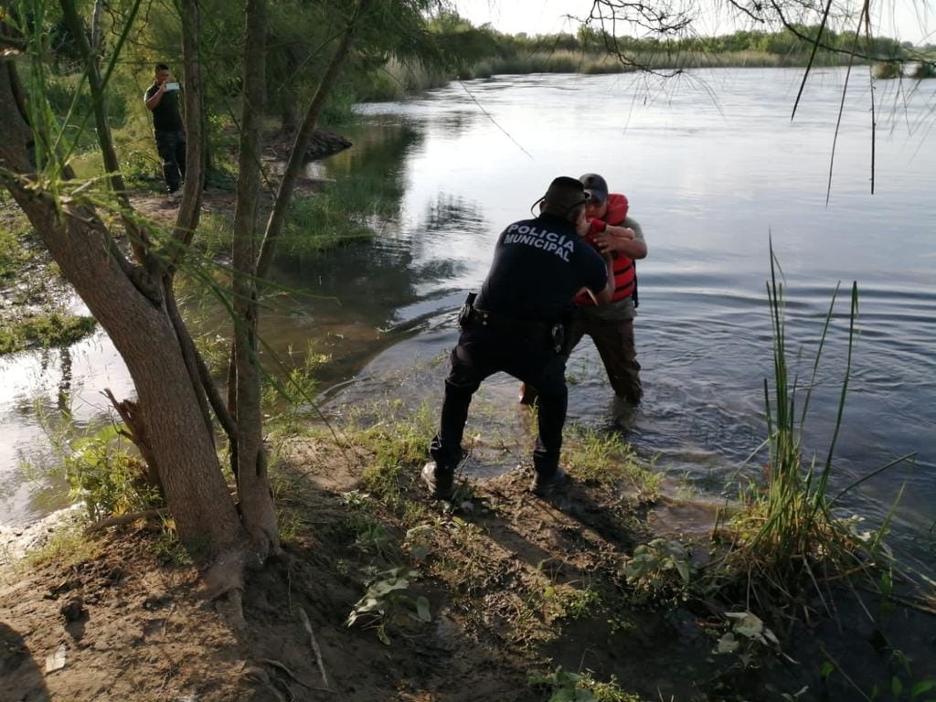 Rescatan a grupo de migrantes en Río Bravo, iban dos bebés