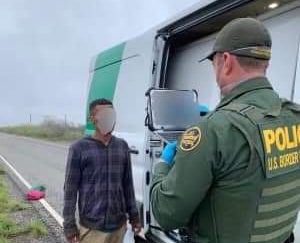 Aseguran a 675 migrantes en 3 grupos en Eagle Pass