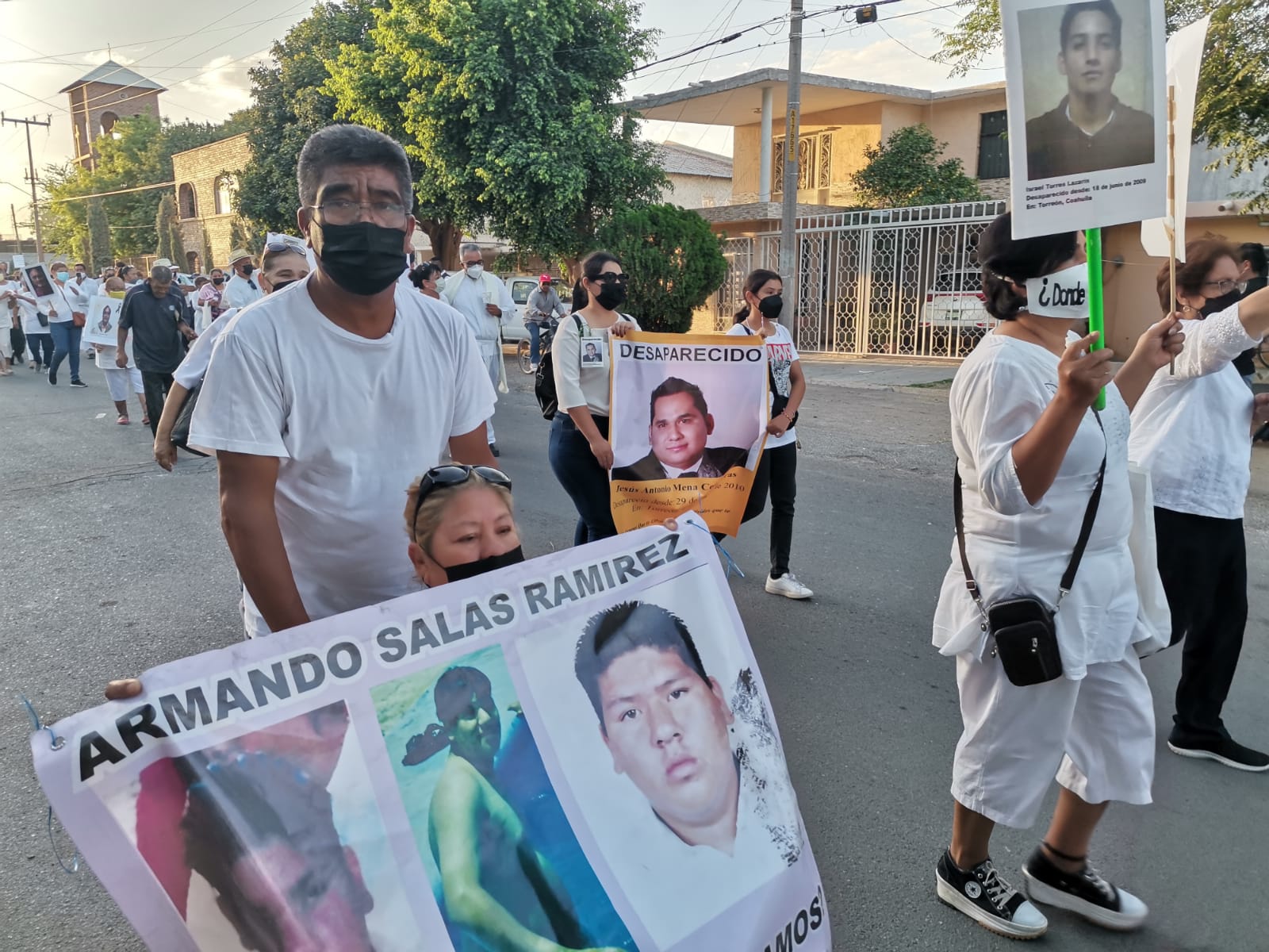 Marchan fieles por la paz en Torreón
