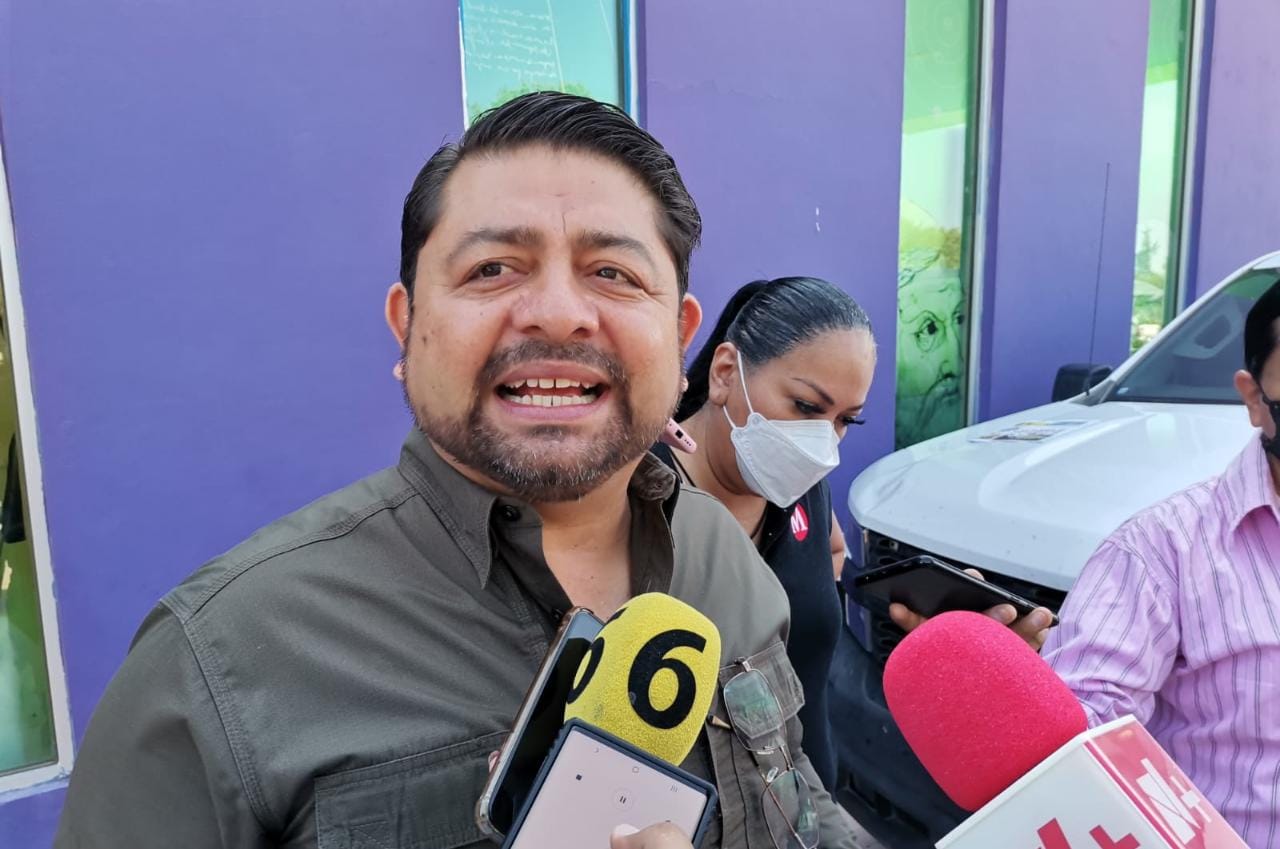 Dialoga autoridad con propietarios de vehículos averiados para su retiro de zonas habitacionales