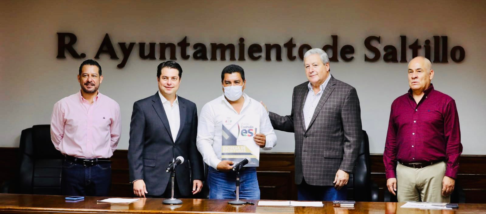 Atiende petición añeja Chema Fraustro con entrega de escrituras