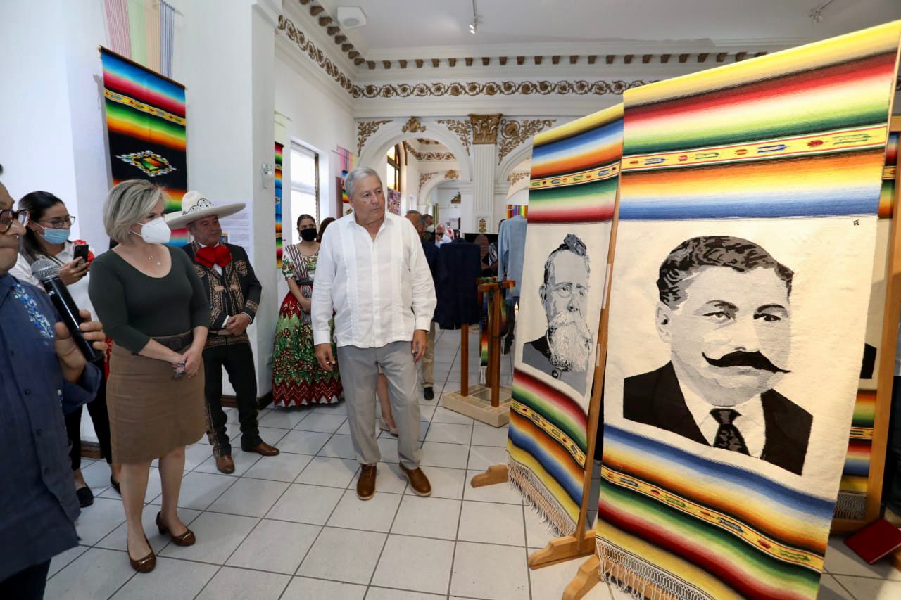 Dentro de la FINA, inaugura Alcalde exposición Sarape y Rebozo: Orgullo que Envuelve la Fiesta Charra