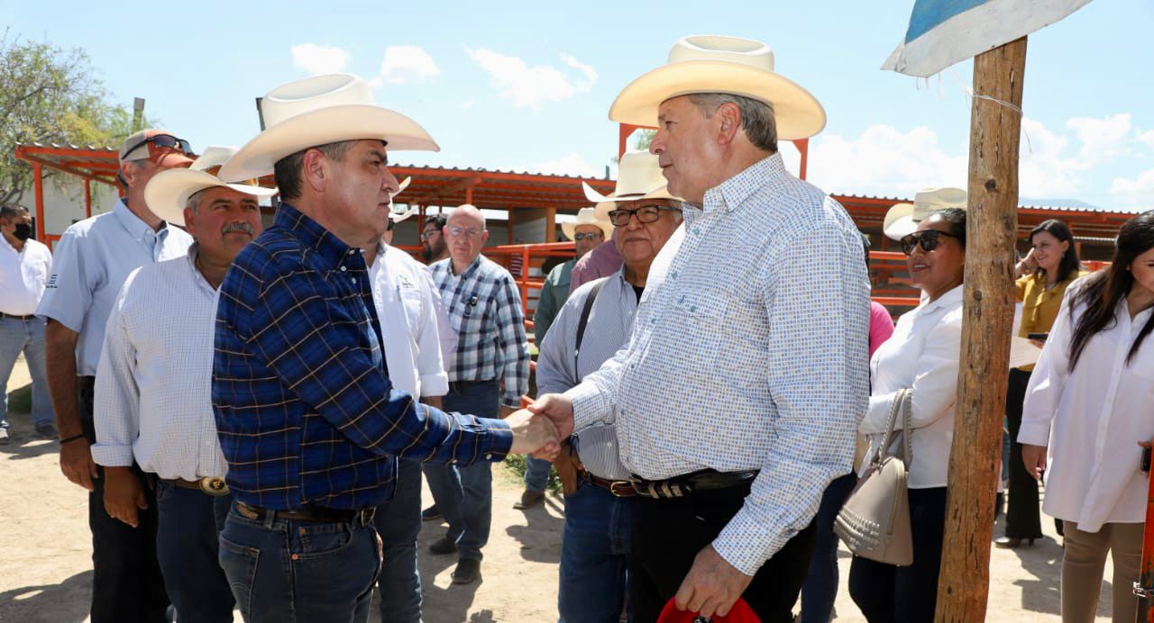 Chema Fraustro y Riquelme entregan sementales bovinos a productores