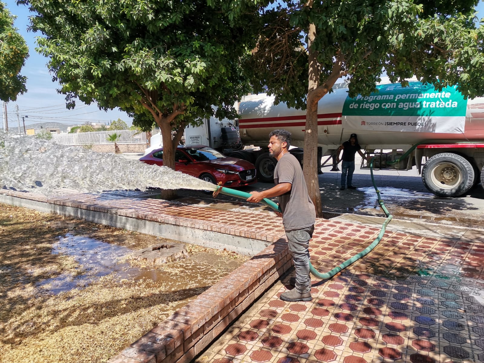Programa de riego con agua tratada llega a 40 plazas de Torreón