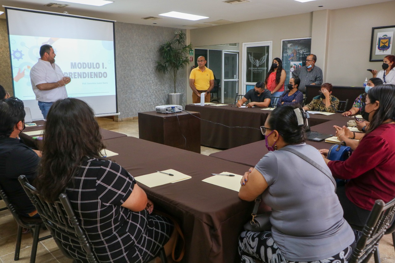 Capacitan con talleres a microempresarios