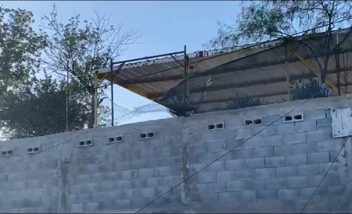 Mientras intentaba estacionarse, cae por barranco y queda a media calle