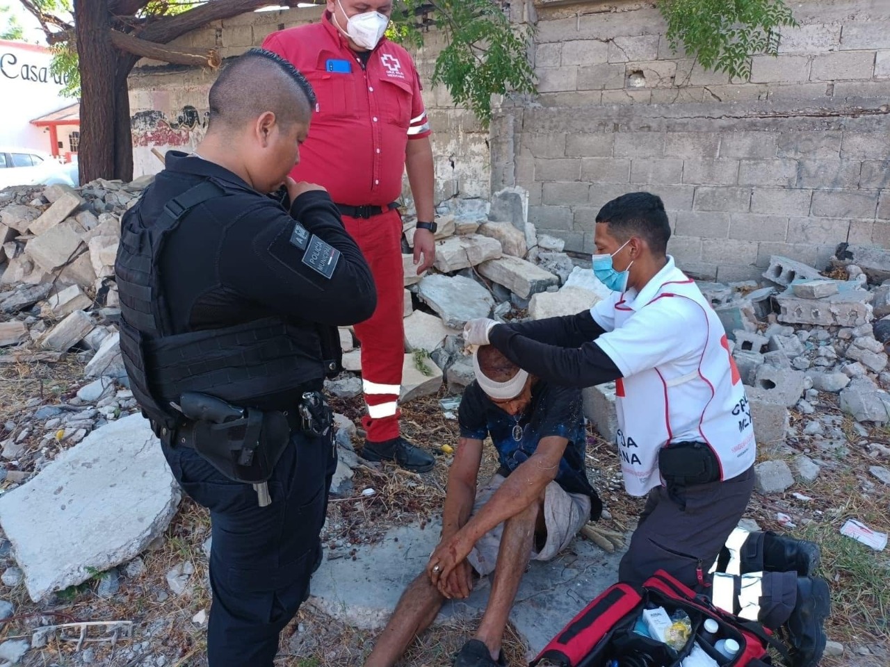 Hombre sale corriendo de casa y cae inconsciente, pensaban estaban muerto