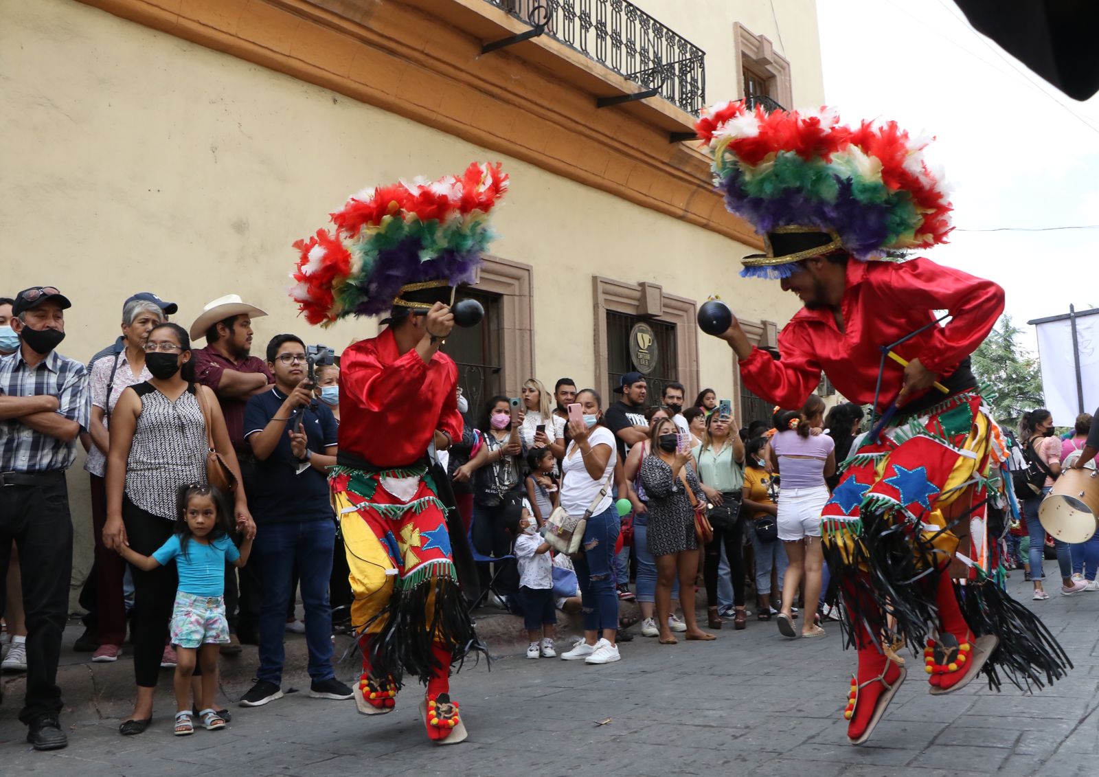 Danzan por la paz más de mil matlachines