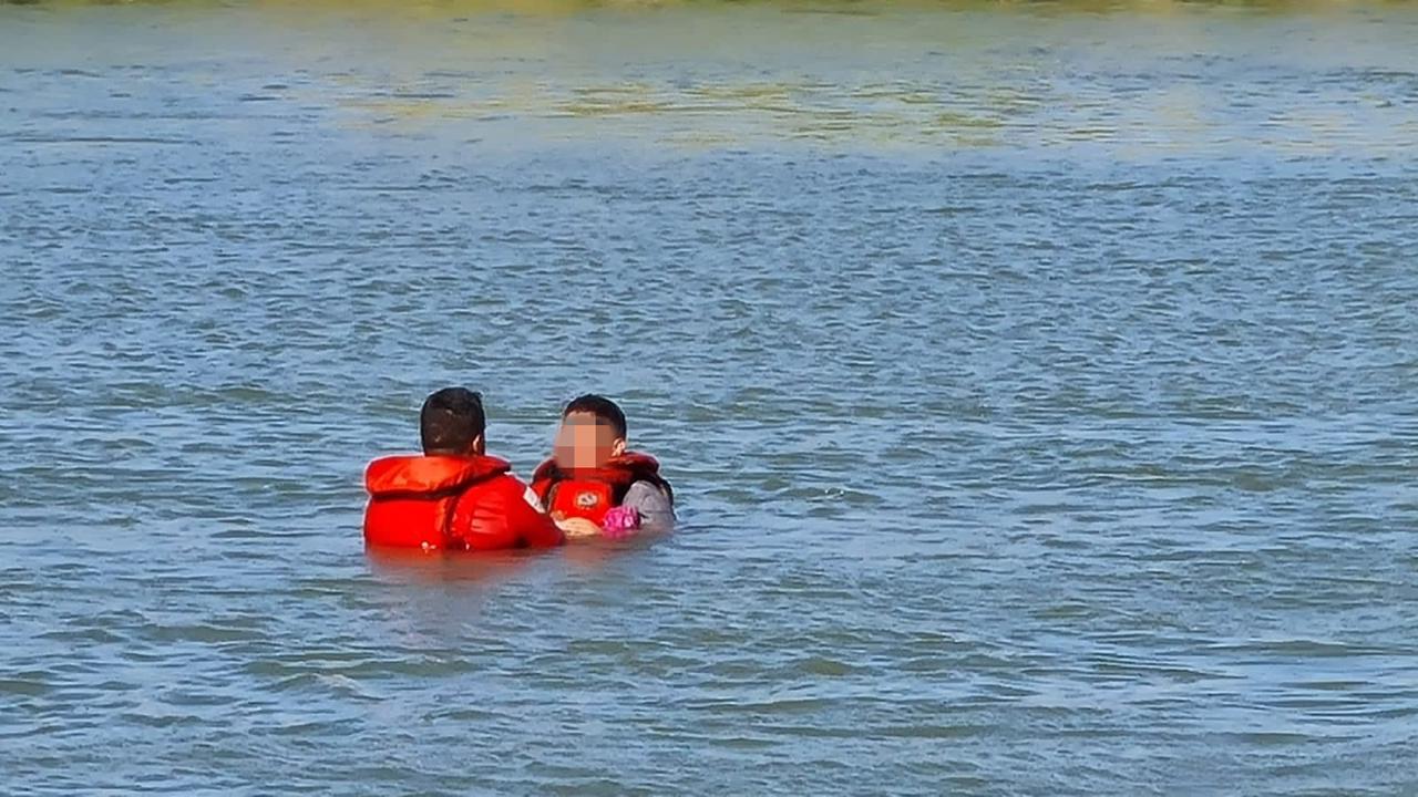 Rescatan a cinco migrantes en el Río Bravo