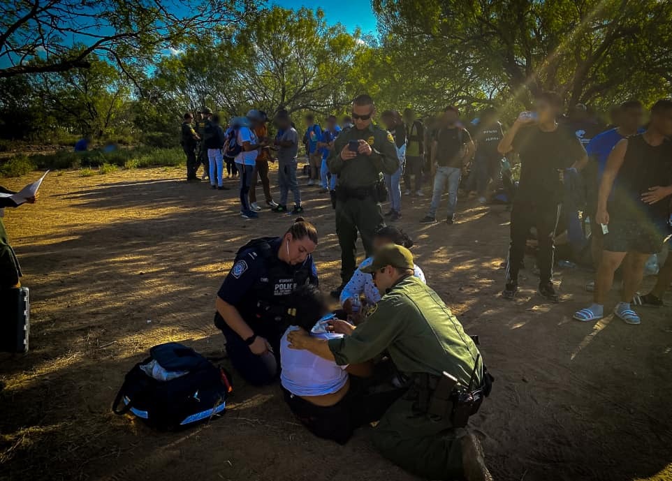 Atienden a migrantes por altas temperaturas en la frontera