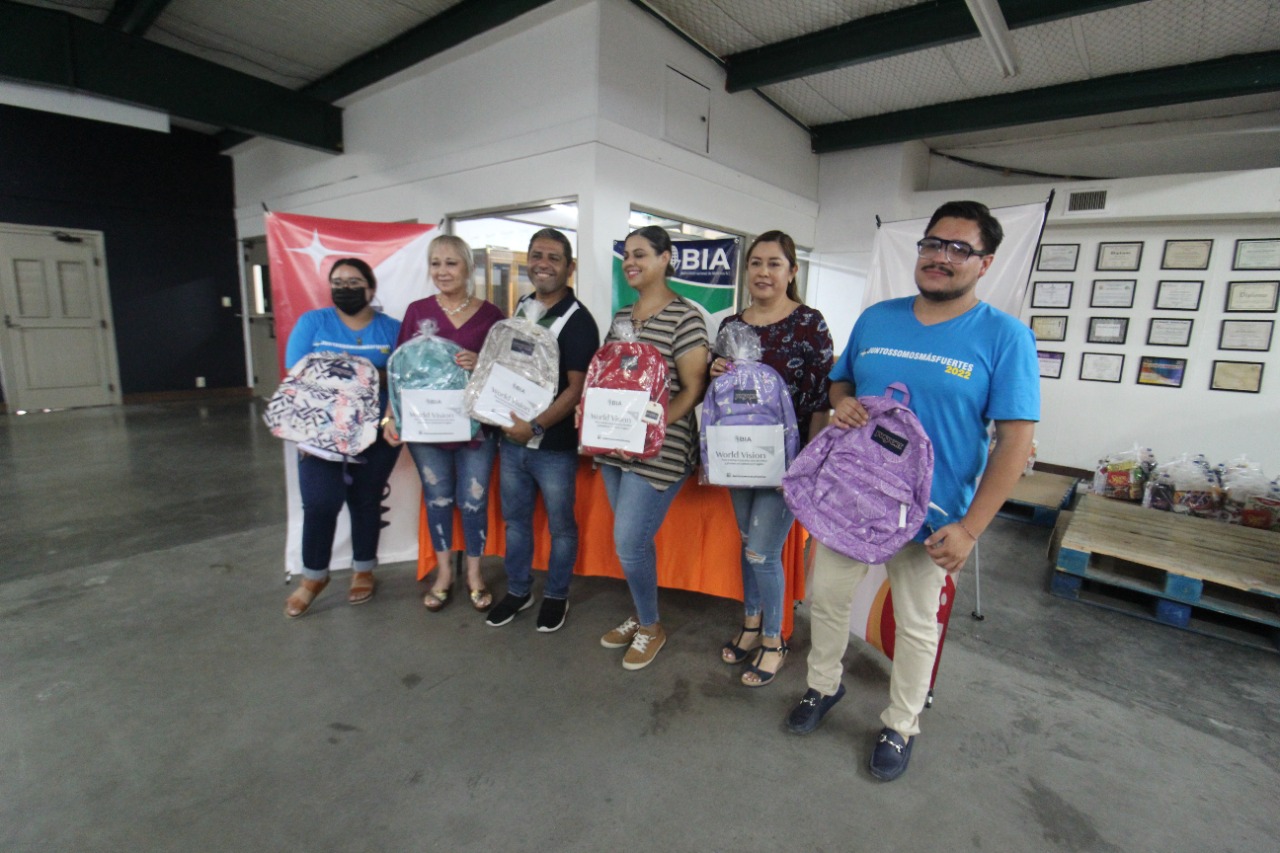 Entrega BIA mochilas para niños en edad escolar