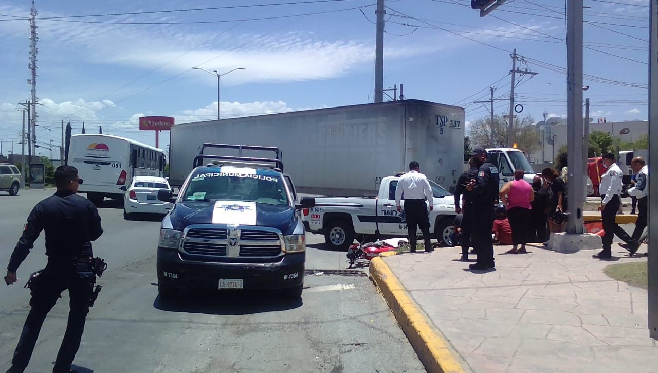 Motociclista termina lesionado al ser embestido por trailer