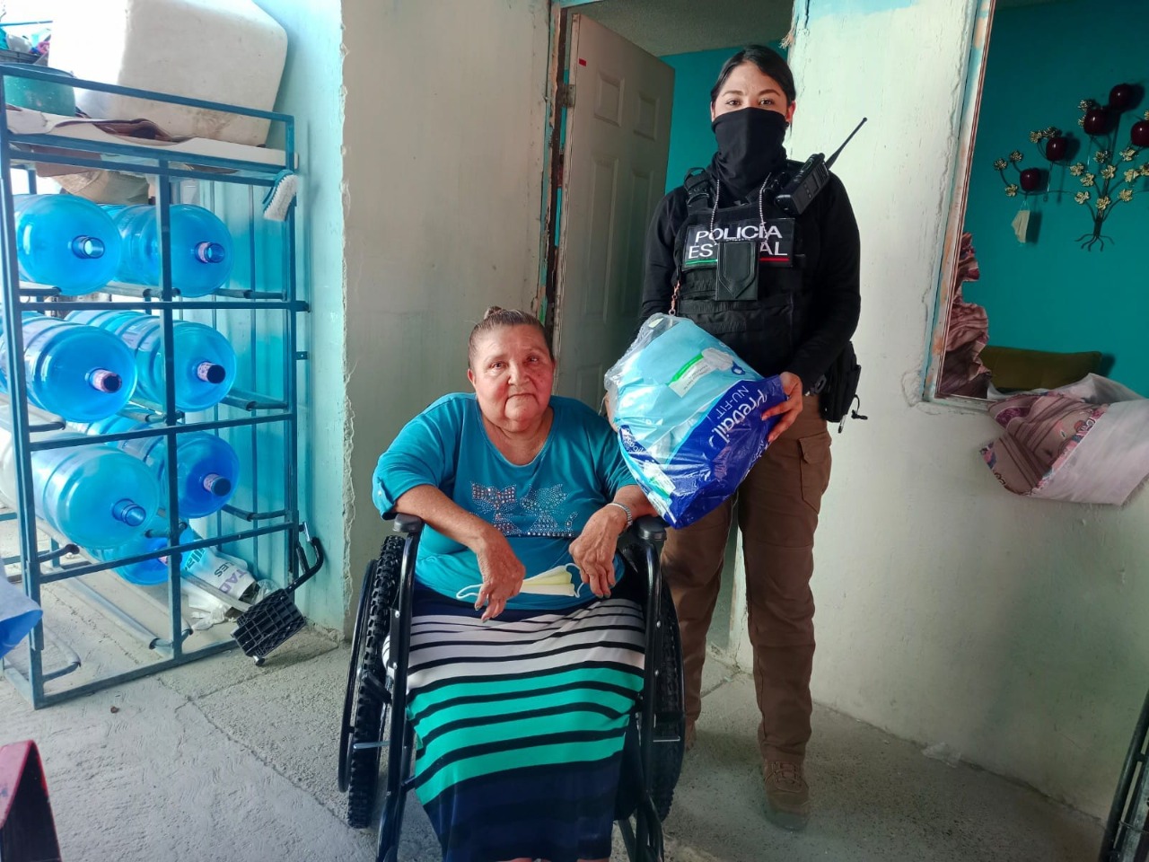 Policía Civil Coahuila entrega silla de ruedas a mujer mayor