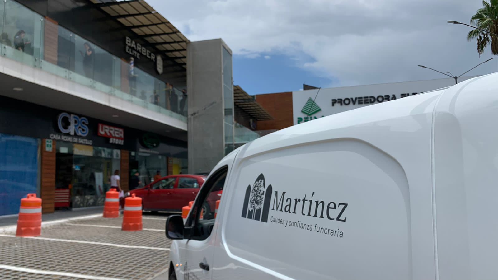 Localizan a velador sin vida en plaza comercial