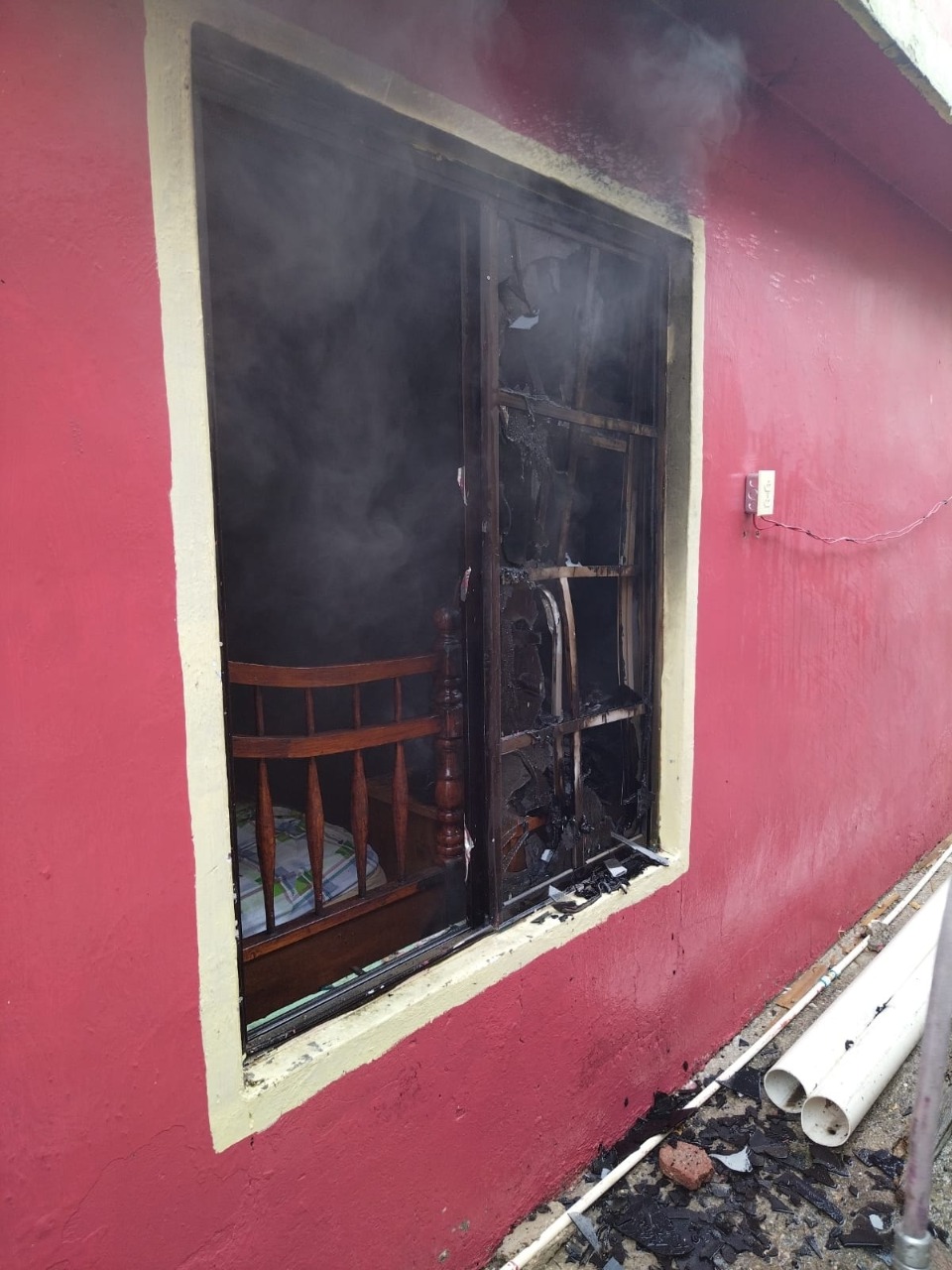 Incendio en altar causa siniestros en casa