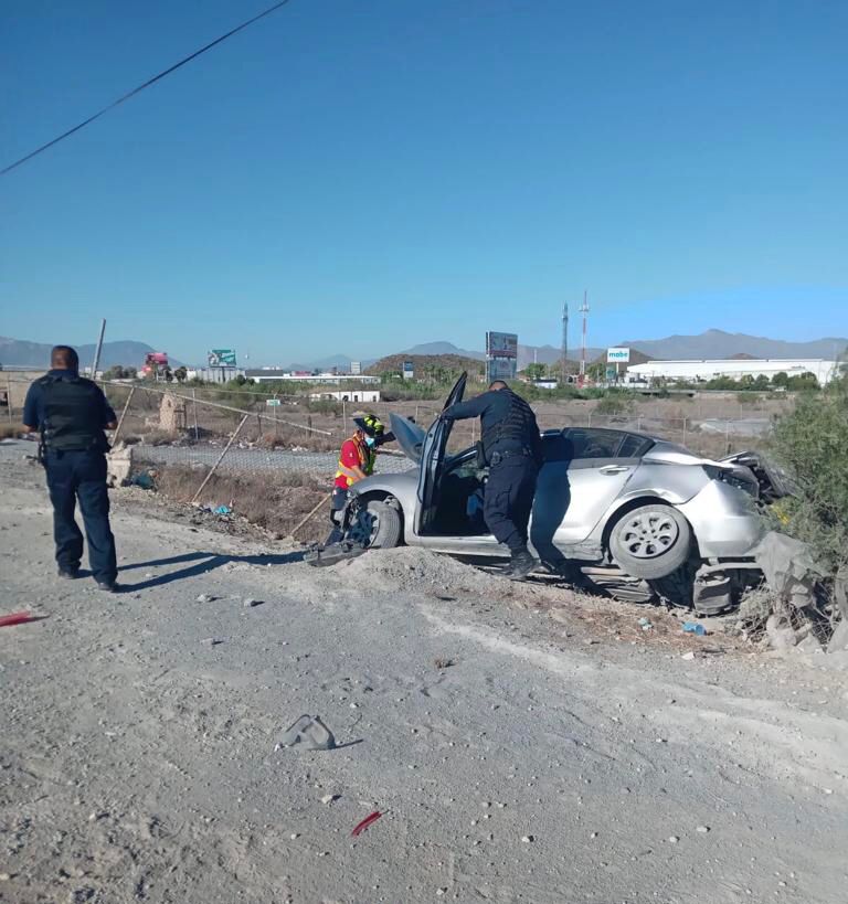 Descuido lleva a joven a volcar su vehículo