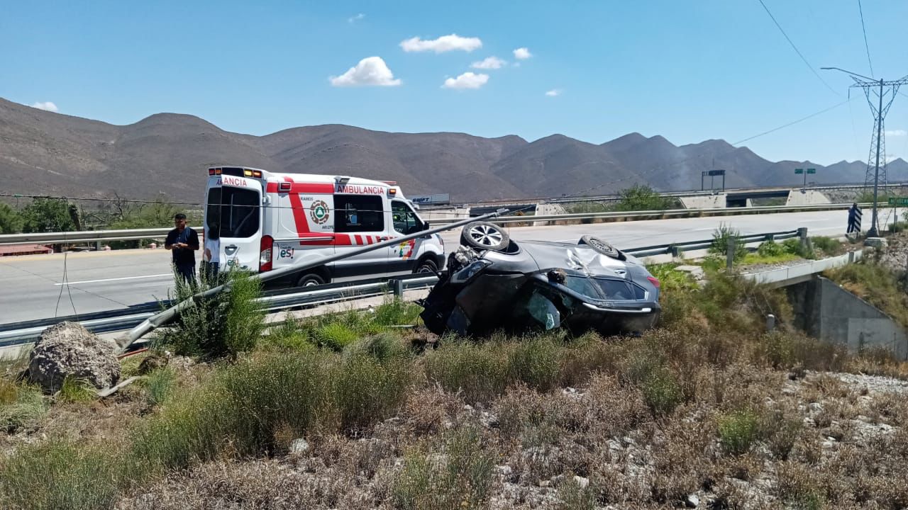 Volcadura en la autopista Saltillo-Monterrey deja a una persona gravemente lesionada