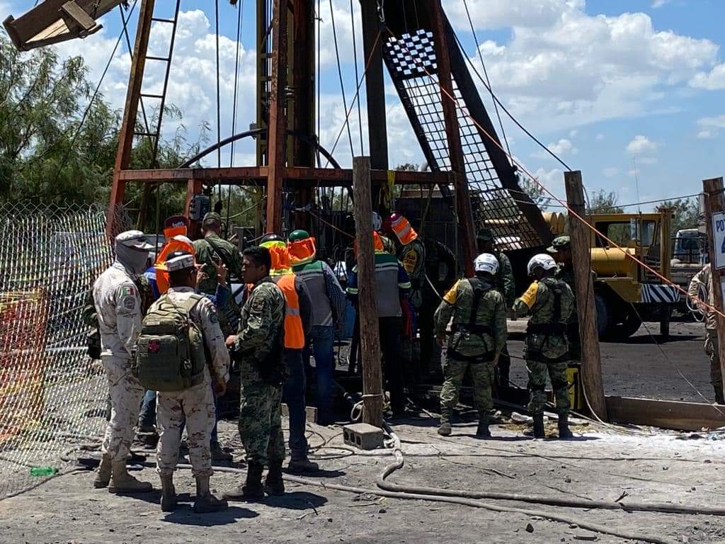 Bajan Dron y un efectivo militar para inspeccionar el pozo de carbón en Agujita