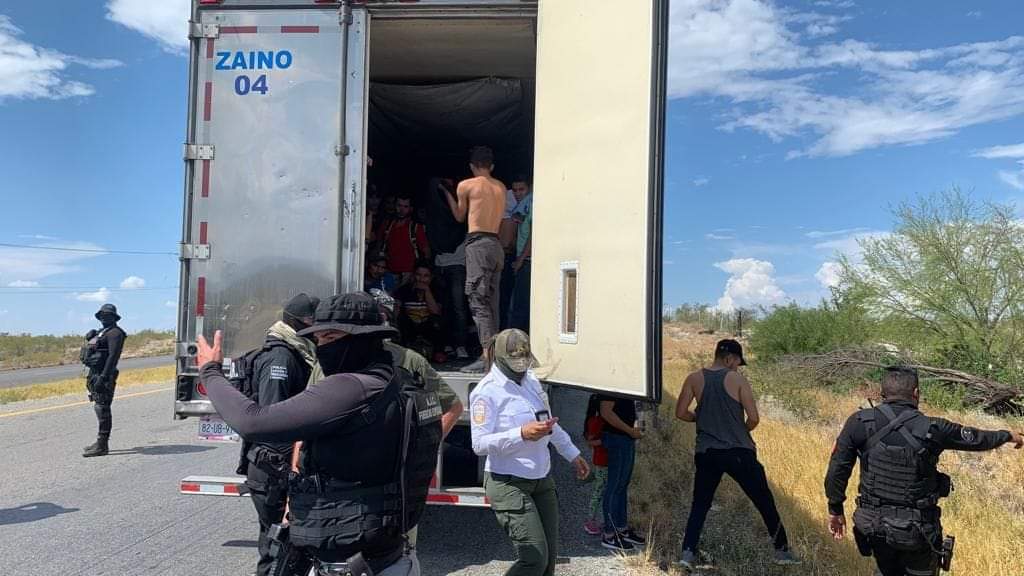 Aseguran camión con 127 migrantes en carretera Federal 57