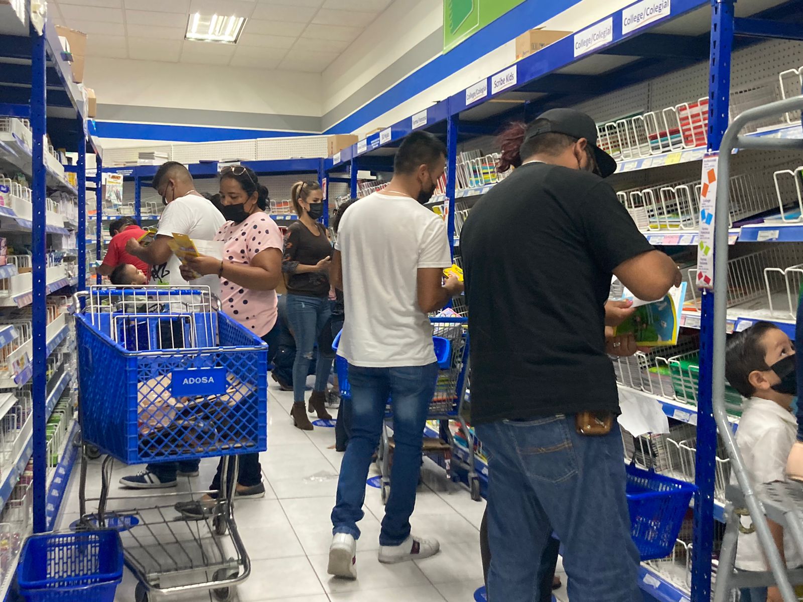 Padres de familia dejan para última hora compras escolares