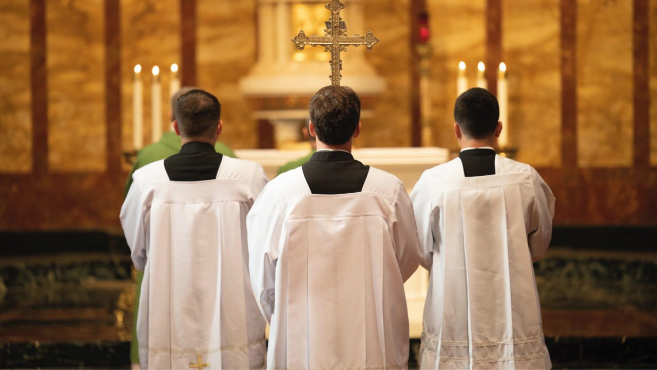 Tras casarse, dos padres buscan dejar el sacerdocio