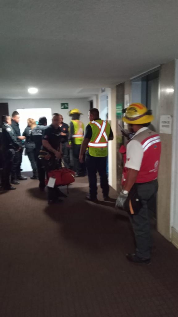 Rescatan bomberos a mujer que amenazó con suicidarse