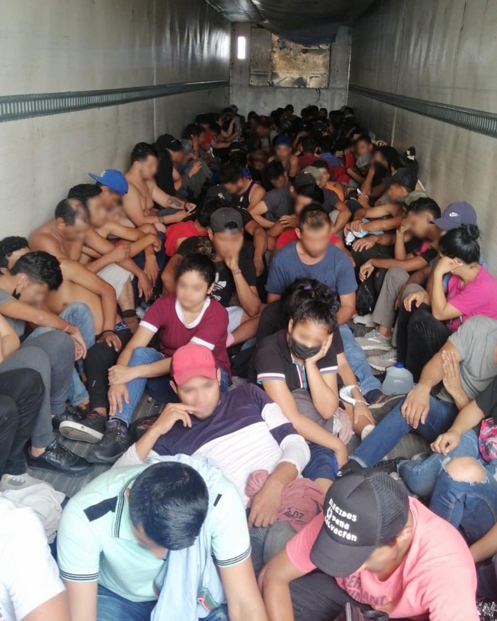 Detienen tráiler con 150 migrantes en Del Río, Texas