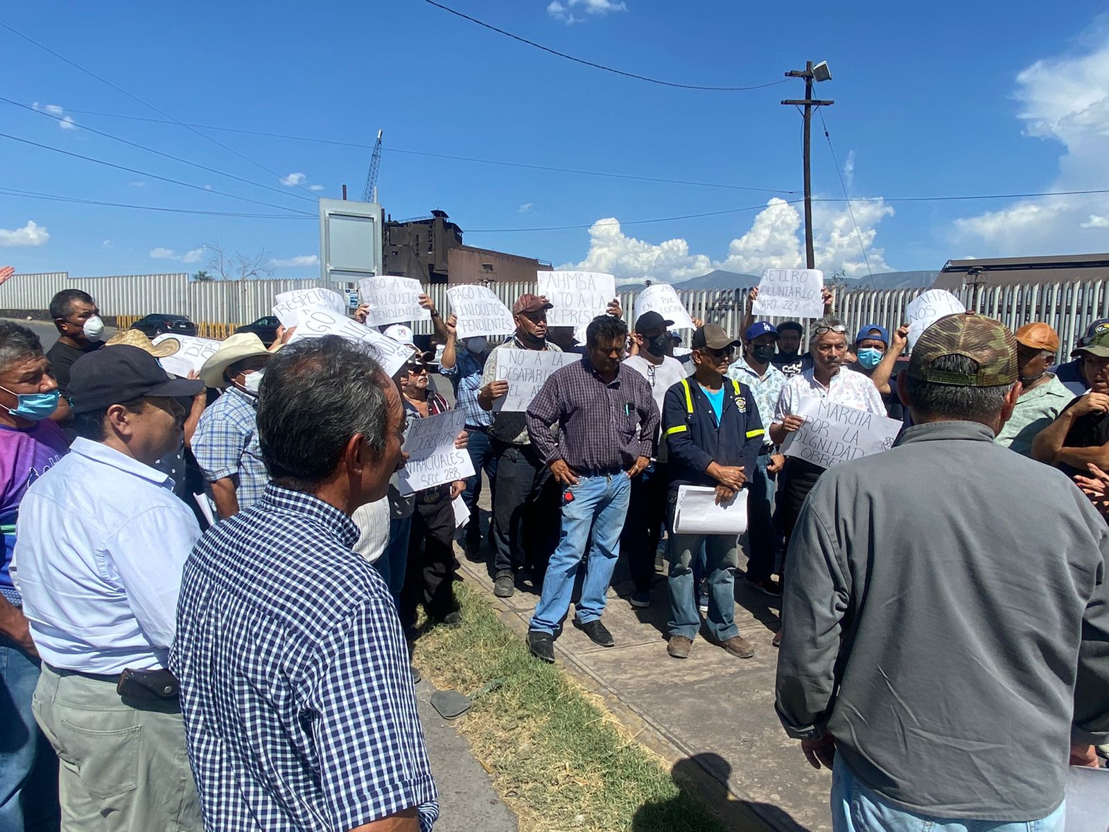 Obreros reclaman su retiro voluntario a AHMSA