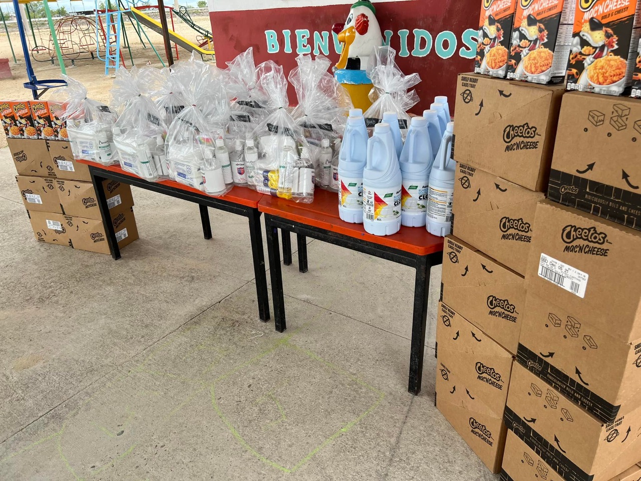 Entregan insumos de limpieza y útiles escolares a escuelas rurales