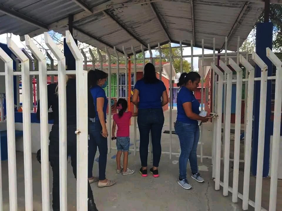 Niña logra salir de su kínder, nadie vigilaba la puerta
