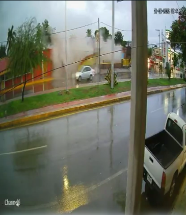Capta cámara urbana derrumbe de local en Torreón