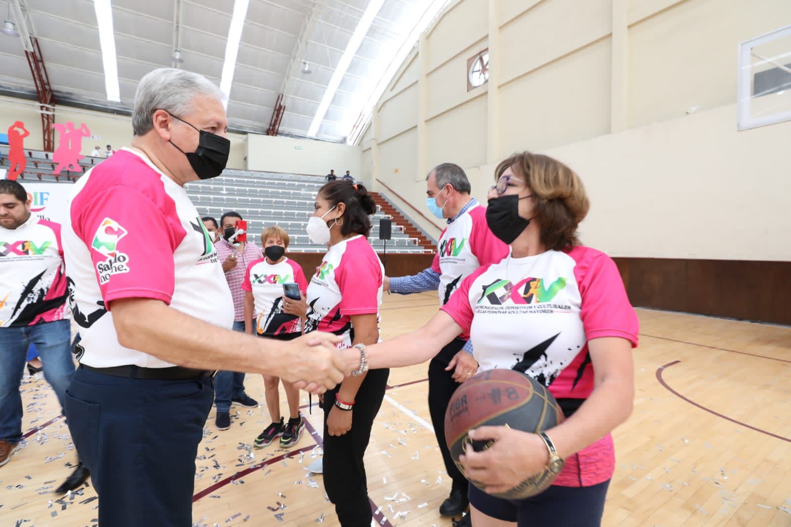 Inauguran  Chema Fraustro y su esposa Juegos Municipales de los Adultos Mayores