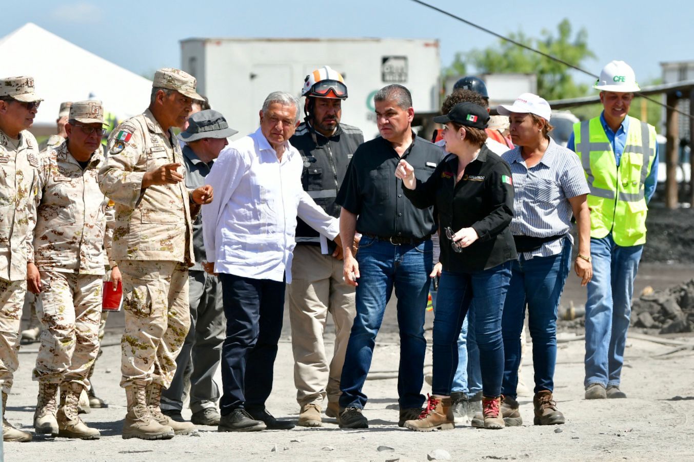 Supervisan AMLO y MARS rescate en mina