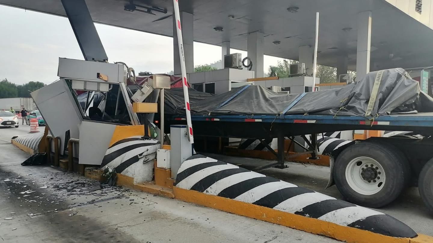 Trailer “se lleva” caseta de cobro en Los Chorros