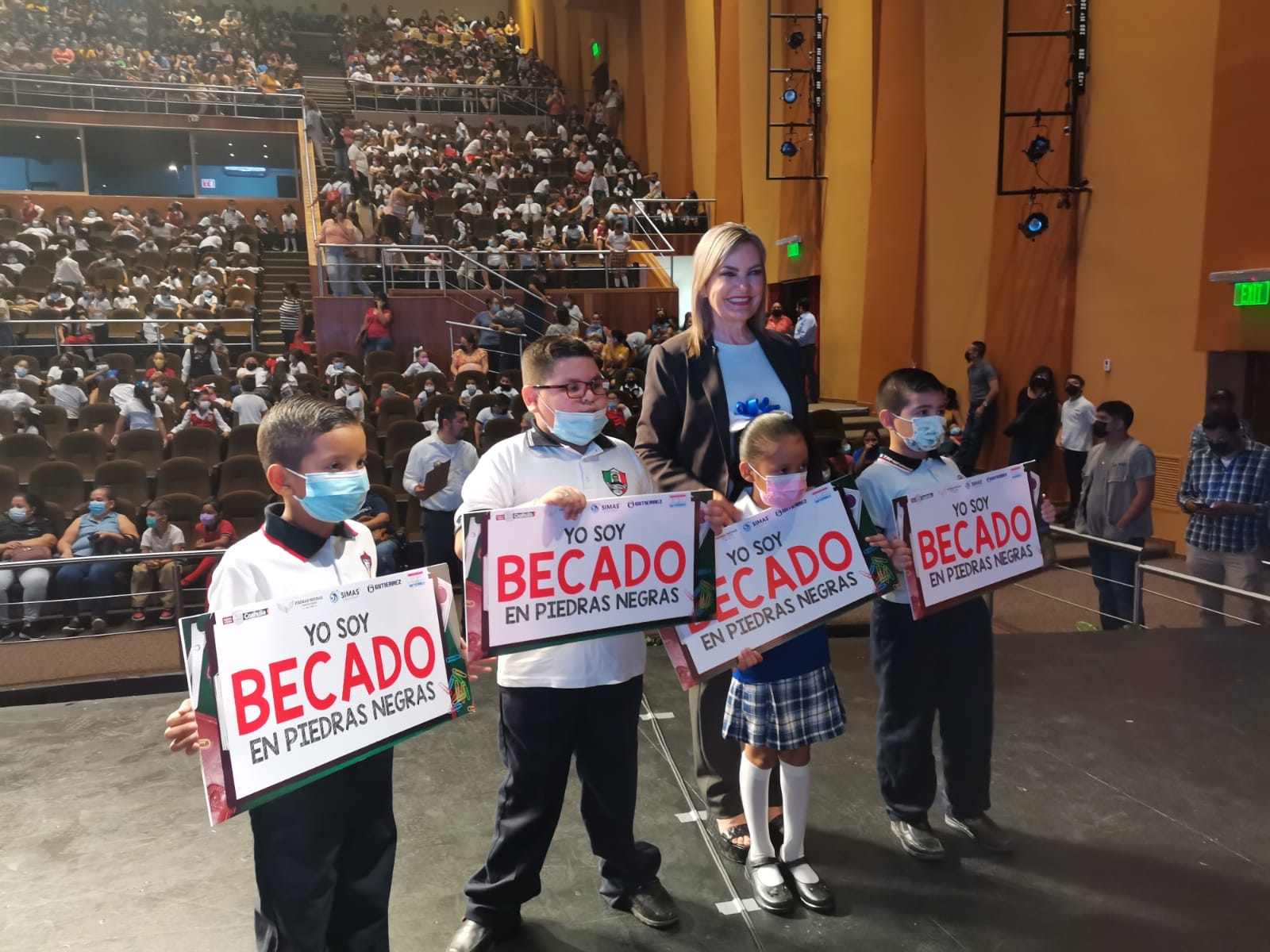 Histórico apoyo, entregan más de 5.4 mdp en becas estudiantiles