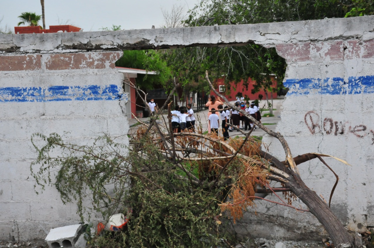 Camión recolector derrumba barda de escuela en Monclova