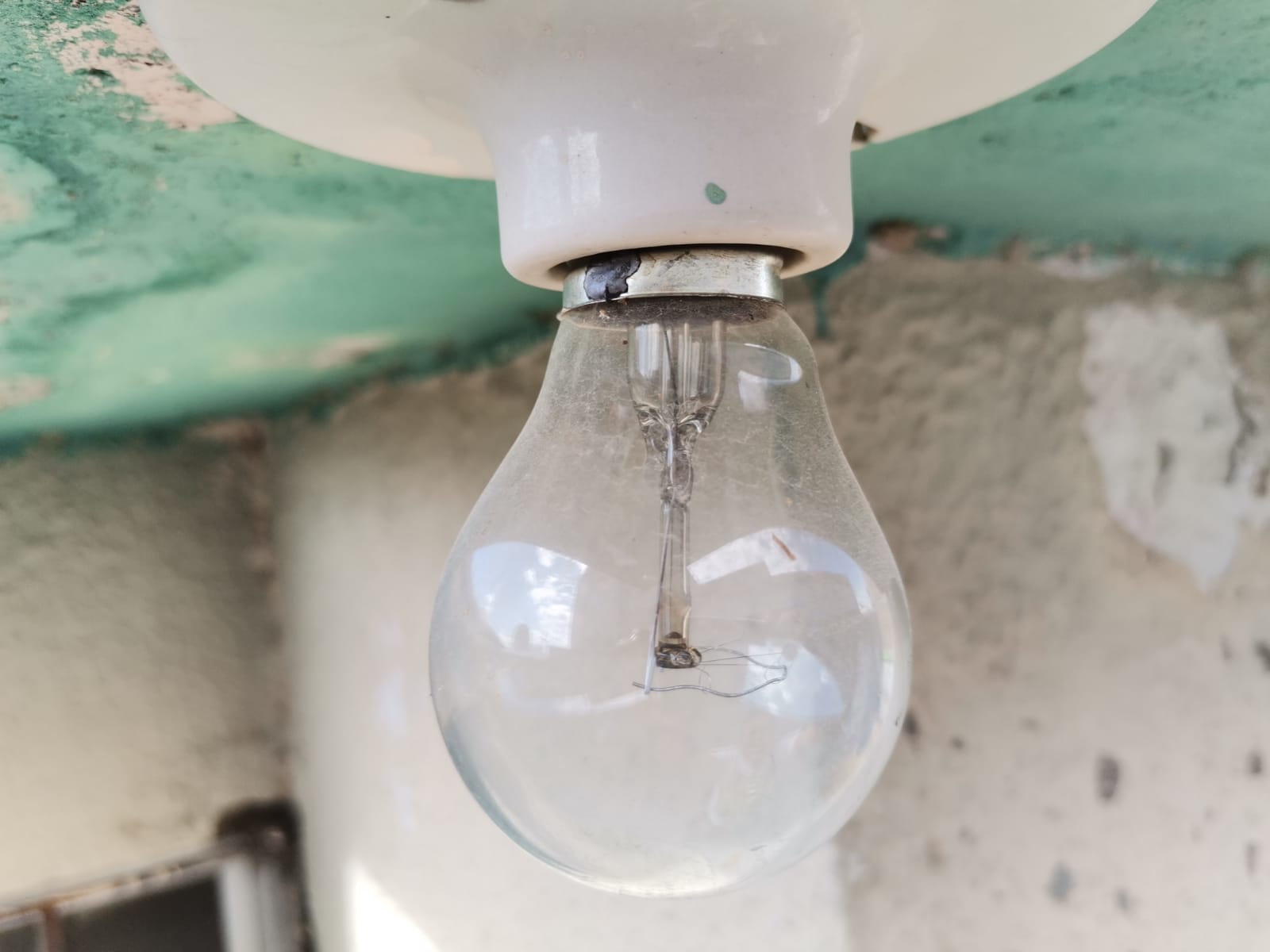 Como medida contra el cristal, propone Torreón eliminar venta de bombillas incandescentes