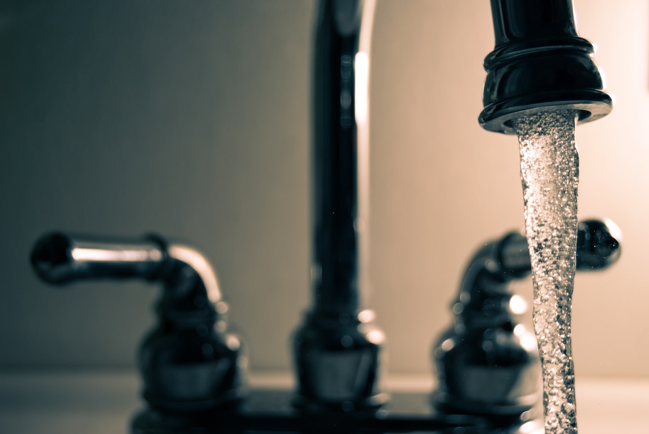 Denuncian colonos de Altos de Santa Teresa fallas en suministro de agua